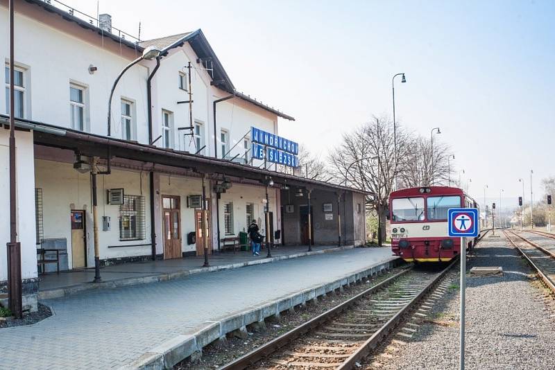 Stanice Jindřichov ve Slezsku. Nedávno zde vybudovali nová nástupiště. Snad od června stanice neosiří a investované peníze nevyjdou vniveč. 