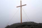 Kříž instalovaný na vrcholu hory Vozka v Jeseníkách, snímek z 25. října 2021