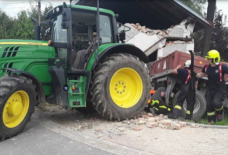 Nehoda traktoru v Dolní Libině.