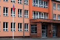 Radnice v Zábřehu instalovala před školy vlajkové stožáry.