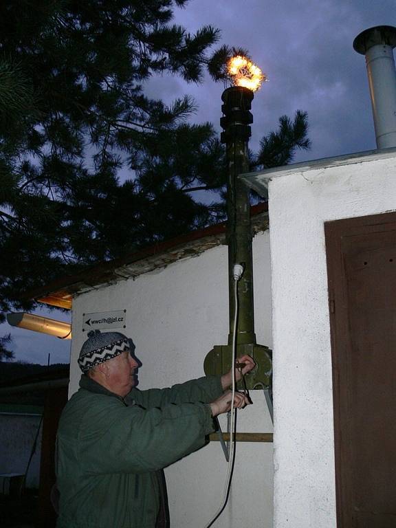 Příchod Vánoc ve Zvoli již tradičně zvěstuje vůně pečených makrel, která se line ze zahrady u Žváčků. Bez makrelového večírku si totiž desítky přátel, kteří se tu scházejí, svátky už ani neumějí představit.