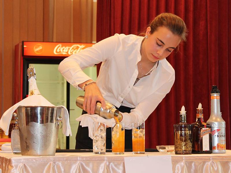 Barmanskou disciplínu Junior Cocktail Competition soutěže Lázeňský pohár 2017 vyhrála Eva Drtilová.