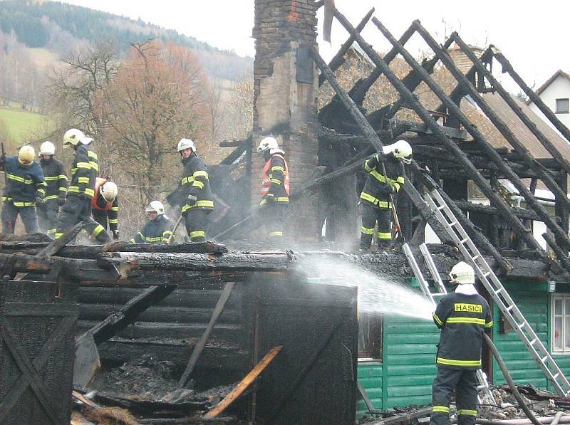 Hasiči likvidují požár domku v Domašově