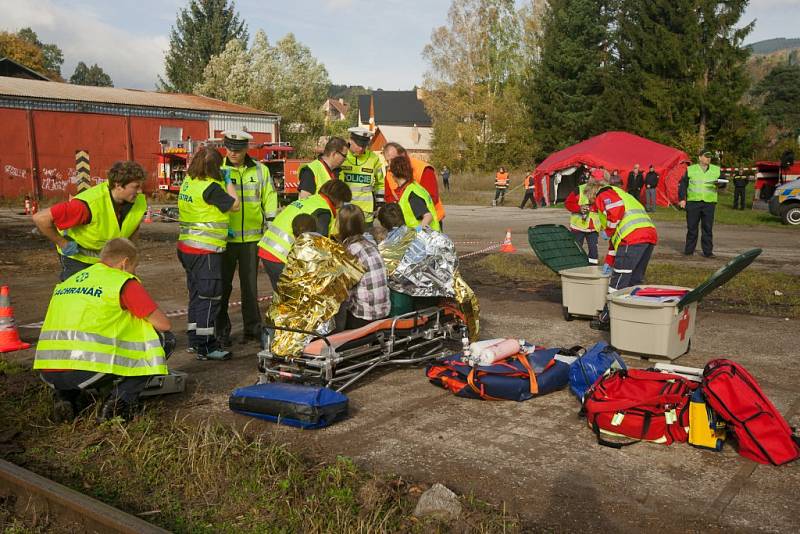 Simulovaná dopravní nehoda dodávky a osobního vlaku na železničním přejezdu v Jeseníku.