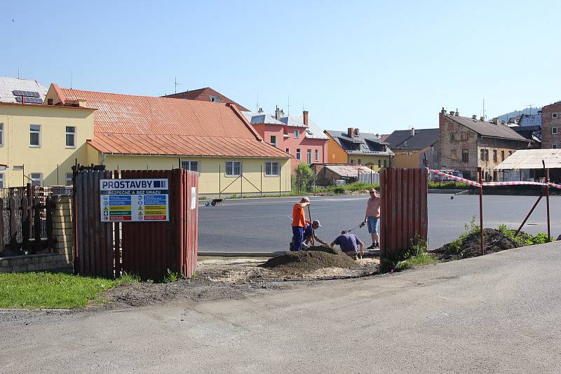 Nově budované hřiště Gymnázia Jeseník, stav k 5. červnu 2019.