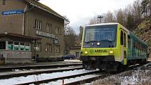 Vlak firmy Arriva na nádraží v Jindřichově při jízdě z Prahy do Jeseníku.