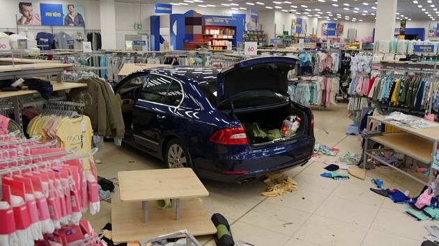 V Jeseníku "proskočilo" auto do obchodu. Sklem, přímo mezi regály - Deník.cz