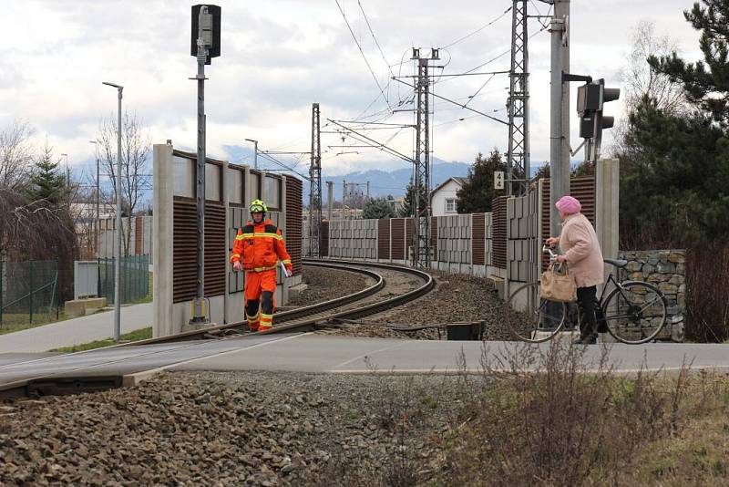 Srážka dodávky se spěšným vlakem na přejezdu v Postřelmove