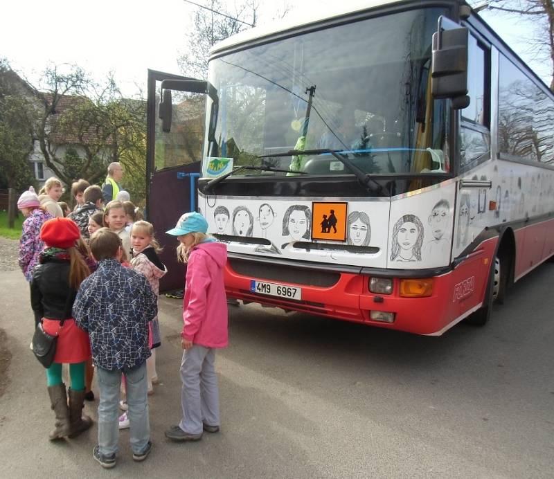 Školní autobus, který provozuje Svazek obcí údolí Desné