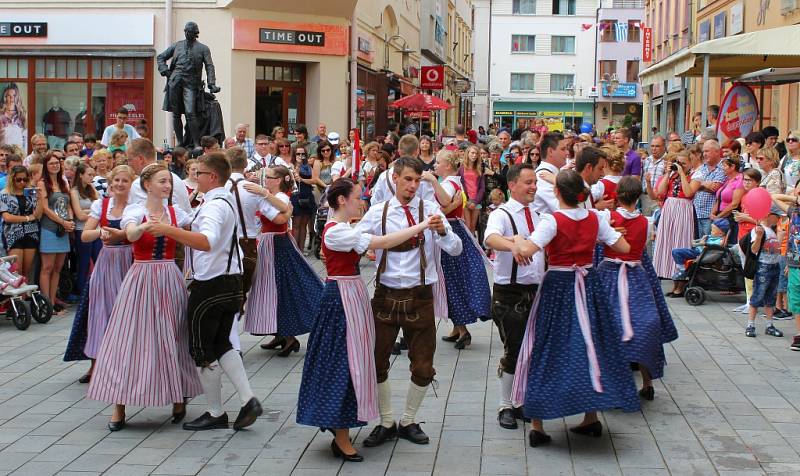 Mezinárodní folklorní festival v Šumperku vyvrcholil v sobotu 20. srpna dopoledne přehlídkou Roztančená ulice.