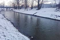 Zloděj skočil v Zábřehu do řeky poblíž nebezpečného splavu, kde se v minulosti utopilo několik lidí