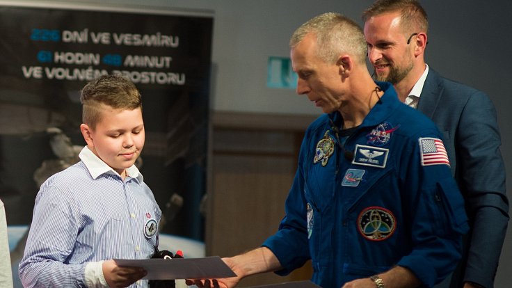 Obrázek Tomáše Schauera z Brníčka se dostal na vesmírnou stanici ISS. V Olomouci se setkal s astronautem Andrew Feustelem.