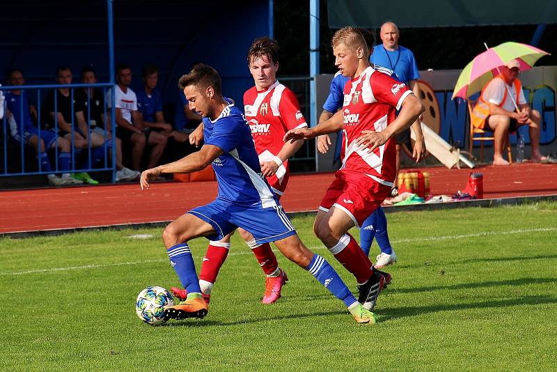 Fotbalisté Šumperku (v modrém) remizovali se Vsetínem 0:0.