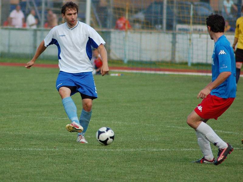 Přerov (bílé dresy) rozstřílel Jeseník a slaví postup do divize