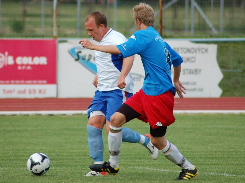 Přerov (bílé dresy) rozstřílel Jeseník a slaví postup do divize