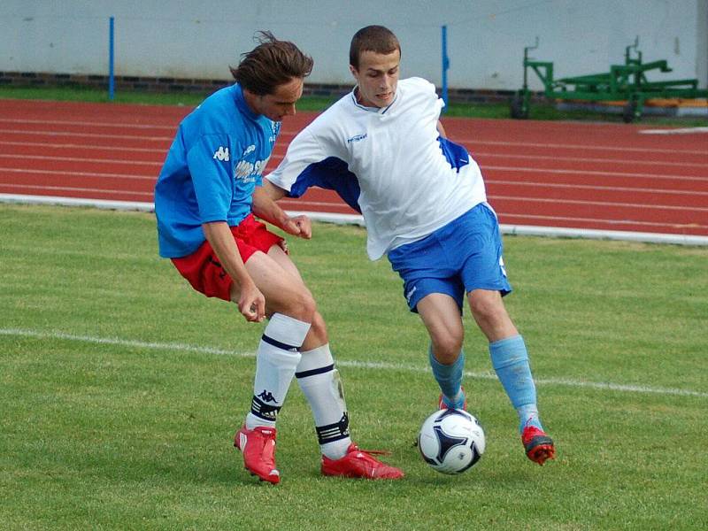 Přerov (bílé dresy) rozstřílel Jeseník a slaví postup do divize