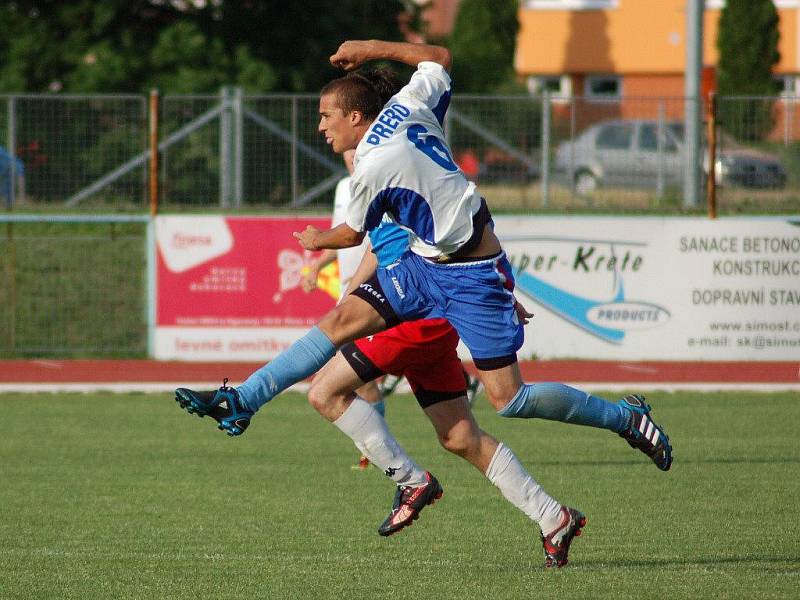 Přerov (bílé dresy) rozstřílel Jeseník a slaví postup do divize