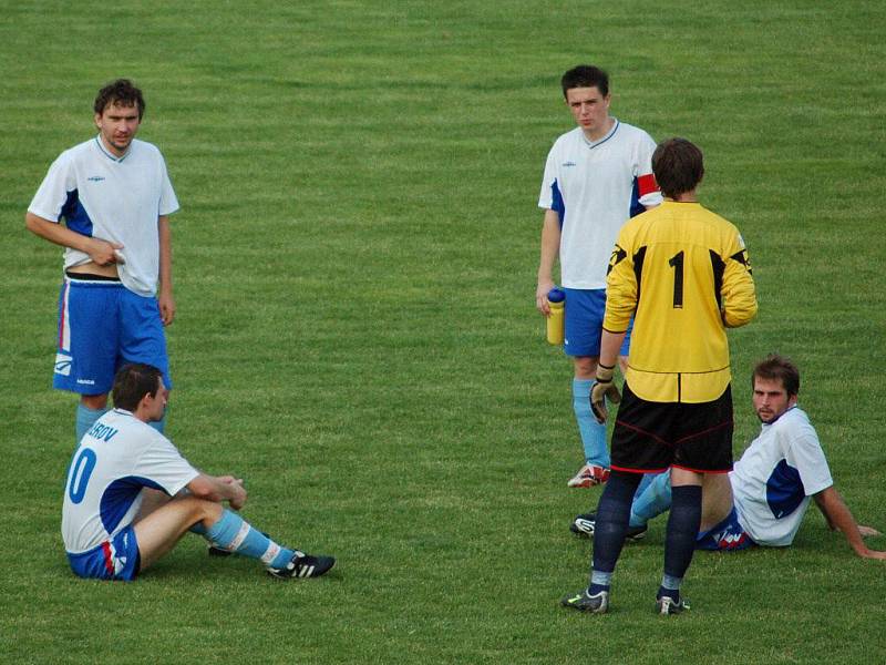 Přerov (bílé dresy) rozstřílel Jeseník a slaví postup do divize