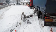Nehoda kamionu s lampou v Sobotíně