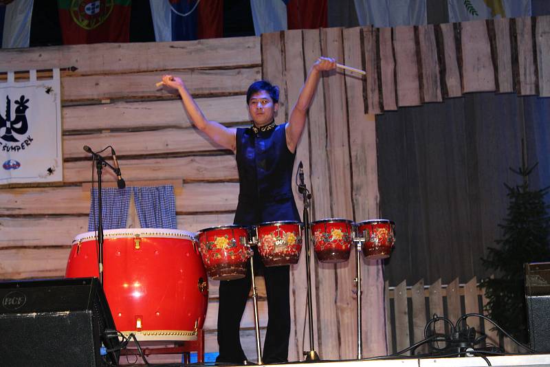 V pátek a v sobotu se na hlavních pořadech Mezinárodního folklorního festivalu v Šumperku představily postupně dvě desítky souborů. Mezi nimi byl i soubor z čínské Šanghaje.