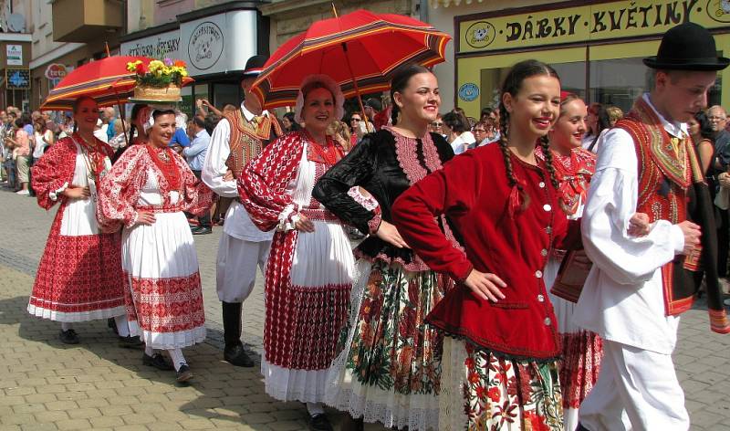 Mezinárodní folklorní festival v Šumperku vyvrcholil v sobotu 20. srpna dopoledne přehlídkou Roztančená ulice.