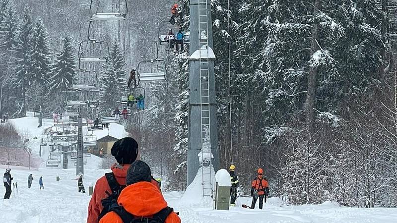 Evakuace lidí ze zaseklé lanovky ve skiareálu Přemyslov v Jeseníkách, 6. února 2022