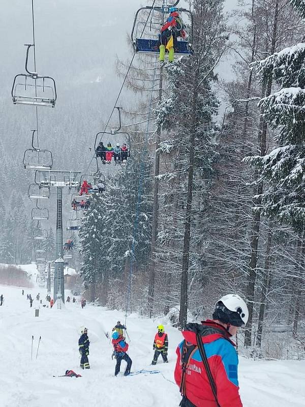 Evakuace lidí uvízlých na zaseknuté lanovce ve skiareálu Přemyslov v Jeseníkách, 6. února 2022