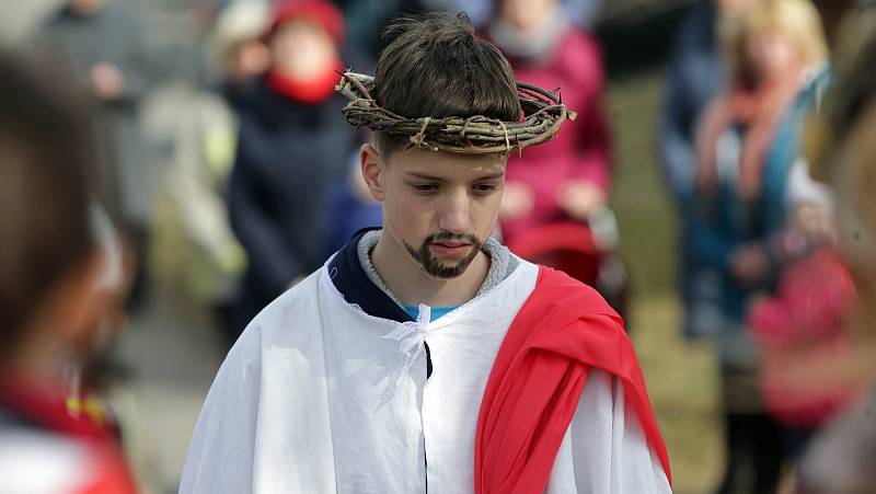 Mladí farníci v Moravičanech vyrazili na křížovou cestu doprovázeni klapači.