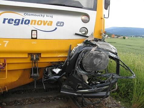 Srážka terénního osobního vozu s vlakem se stala v neděli o půl desáté ráno v Šumperku.