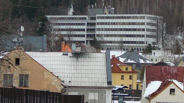 Budova takzvaného Pentagonu (v pozadí) je kvůli své poloze nad městem dominantou Jeseníku.