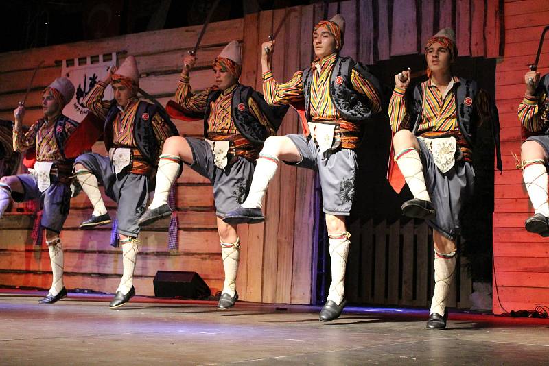 V pátek a v sobotu se na hlavních pořadech Mezinárodního folklorního festivalu v Šumperku představily postupně dvě desítky souborů. Mezi nimi byl i soubor z Turecka.