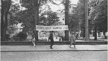 5. ODEJDĚTE. Fotografie pořízená v srpnu 1968 u hotelu Grand na hlavní třídě. Pohled od sadů Prvního máje.