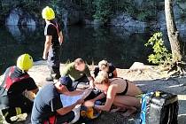 Záchrana zraněné ženy po skoku do vody v lomu Rampa u Černé Vody na Jesenicku, 15. 8. 2023