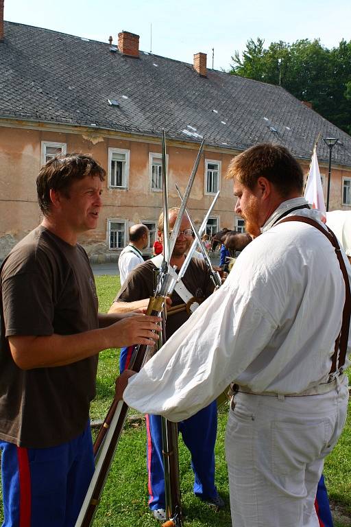 Vojáci v rakouských a pruských uniformách se ve čtvrtek 26. července vydali na pěší pochod z Javorníku do Nysy.