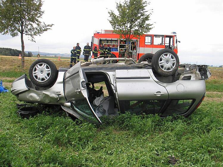 Fiat nedaleko Moravičan po rychlé jízdě skončil na střeše