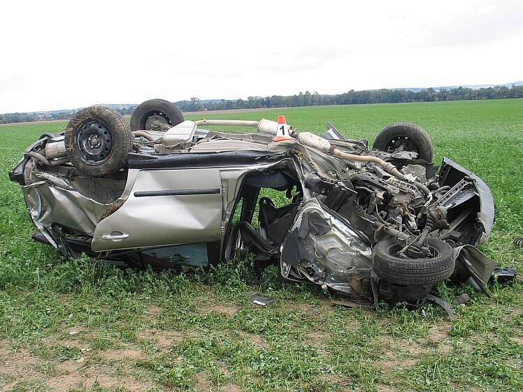 Fiat nedaleko Moravičan po rychlé jízdě skončil na střeše