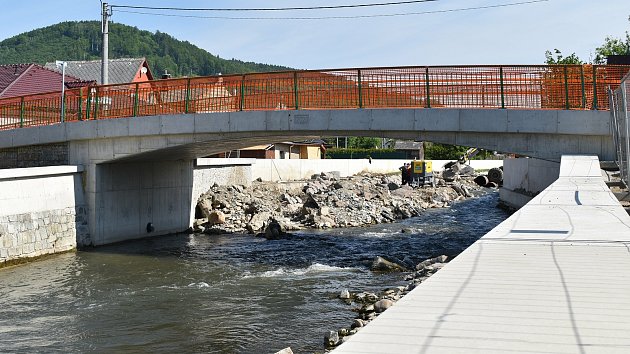 Práce na protipovodňové ochraně vesnic podél řeky Desné pokračují. V Rapotíně otevřeli nový most.