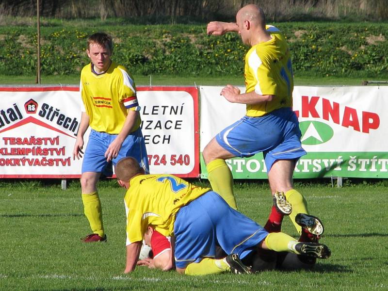 Fotbalisté Štítů (žluté dresy) porazili Oskavu