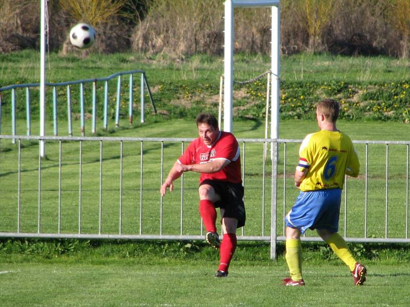 Fotbalisté Štítů (žluté dresy) porazili Oskavu