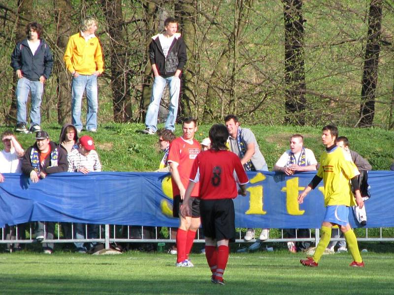 Fotbalisté Štítů (žluté dresy) porazili Oskavu