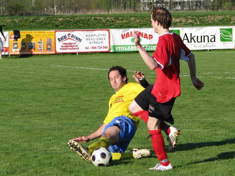 Fotbalisté Štítů (žluté dresy) porazili Oskavu