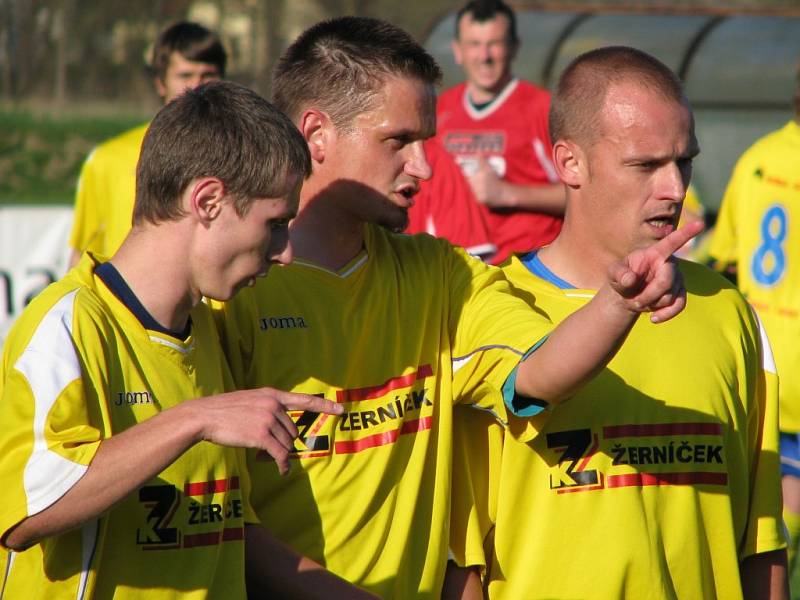 Fotbalisté Štítů (žluté dresy) porazili Oskavu