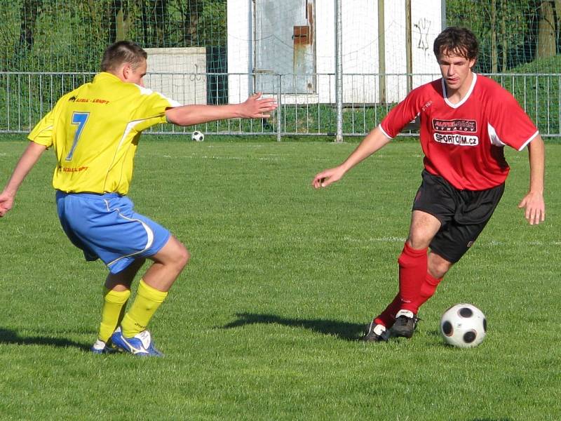 Fotbalisté Štítů (žluté dresy) porazili Oskavu