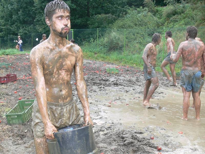 Ve velké rajčatové bitvě si bečku vybojoval tým Protlaci ze Šumperka. 