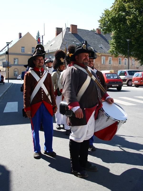 Javornická garda (v hnědých uniformách) se z Javorníku v pátek 26. července vydala spolu se spřátelenými jednotkami na pochod do Nysy.