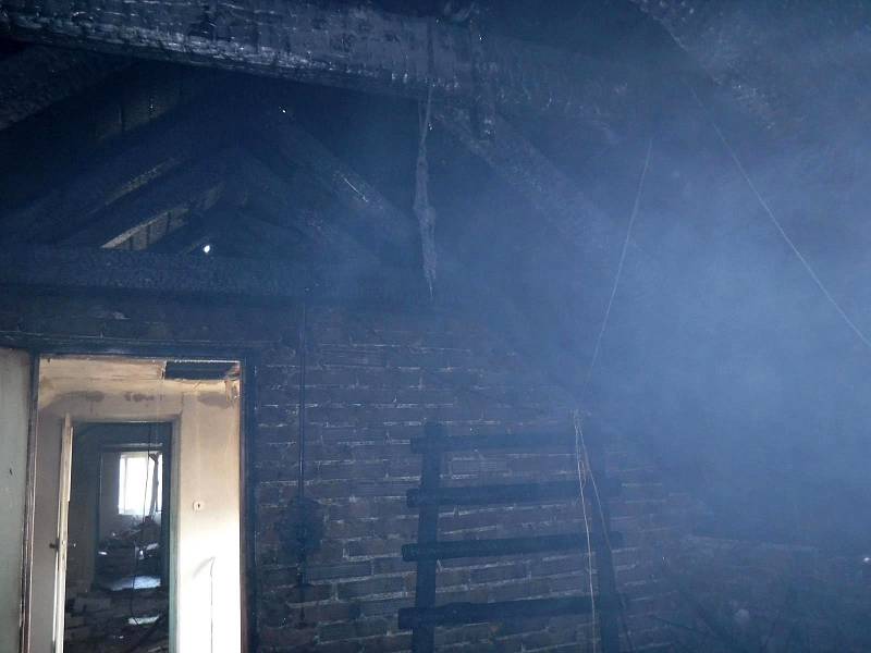 Požár rodinného domku a blízké louky v Hrabové