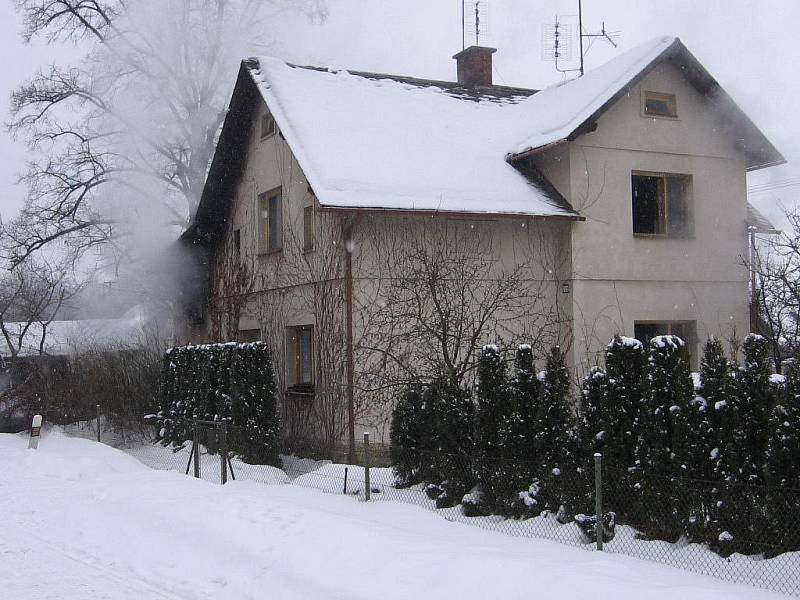 Požár zcela zničil garáž a osobní vůz