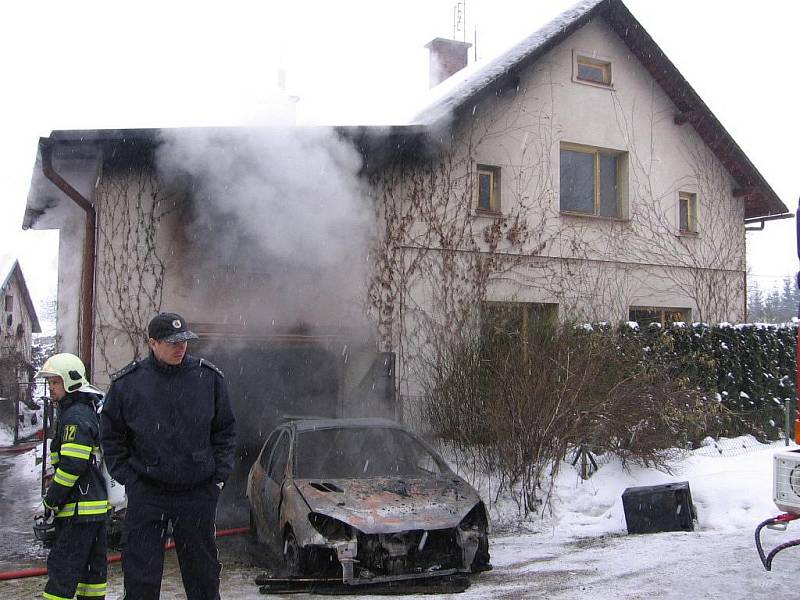Požár zcela zničil garáž a osobní vůz