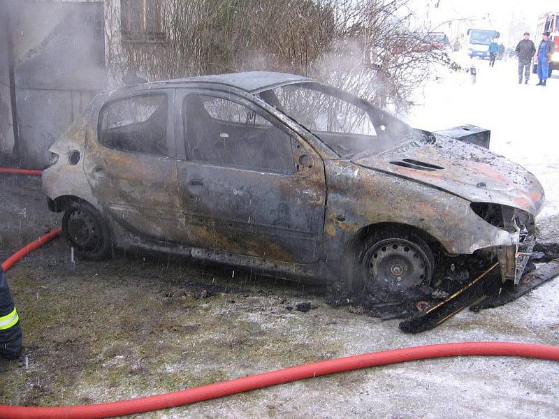 Požár zcela zničil garáž a osobní vůz