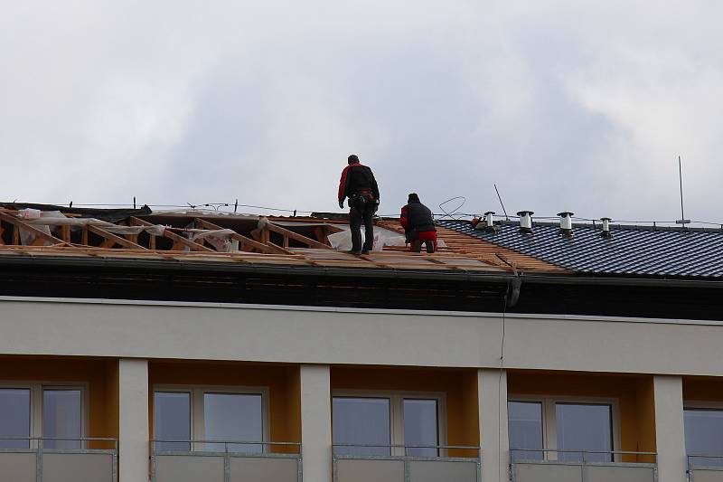 Následky vichru z 10. na 11. 3. 2019.  Poškozená střecha na budově šumperského domova důchodců.